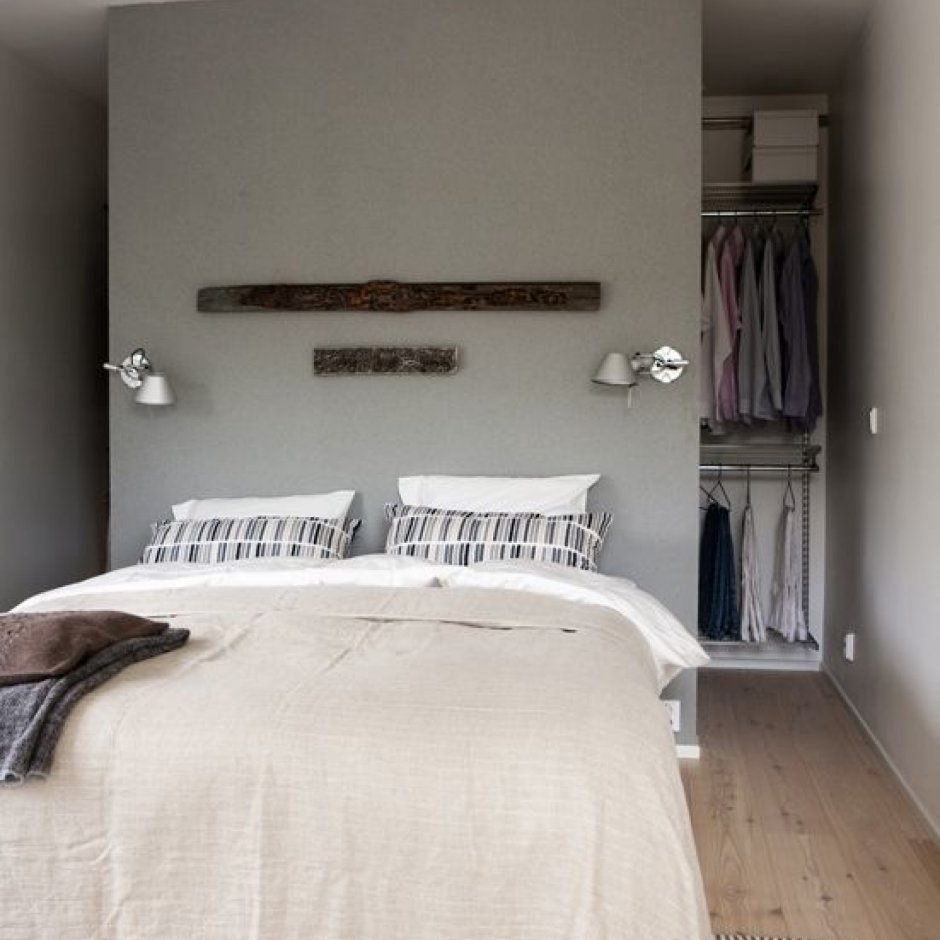 Выключатели над изголовьем кровати