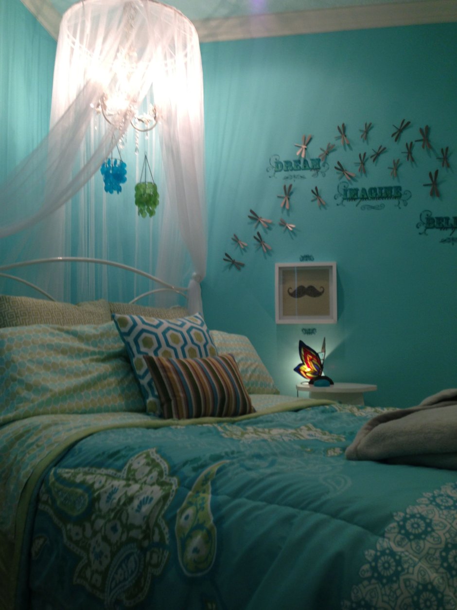 Бирюзовые шторы в детской