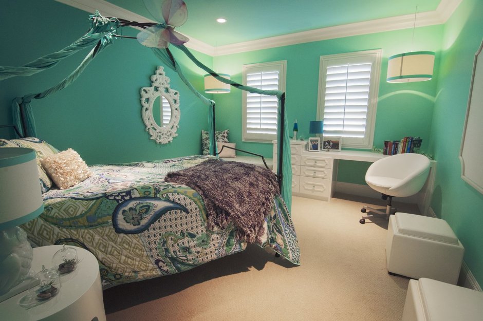 Комната для девушки в бирюзовых тонах в деревянном доме