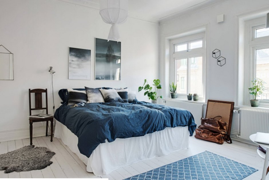 Синяя современная спальня в скандинавском стиле
