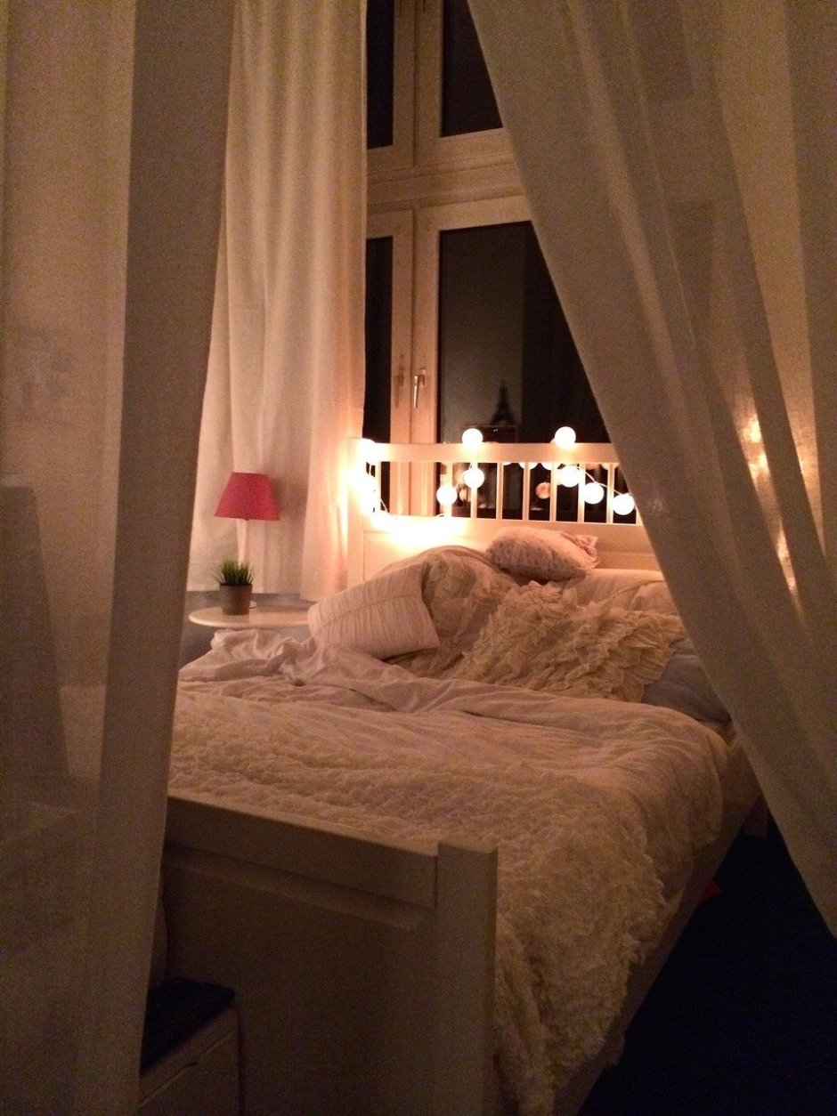 Уютная комната с кроватью у окна