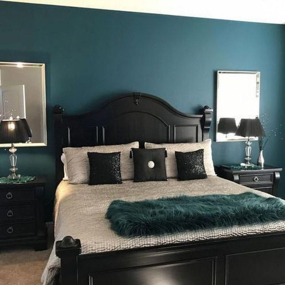 Спальня с серыми стенами и синими шторами