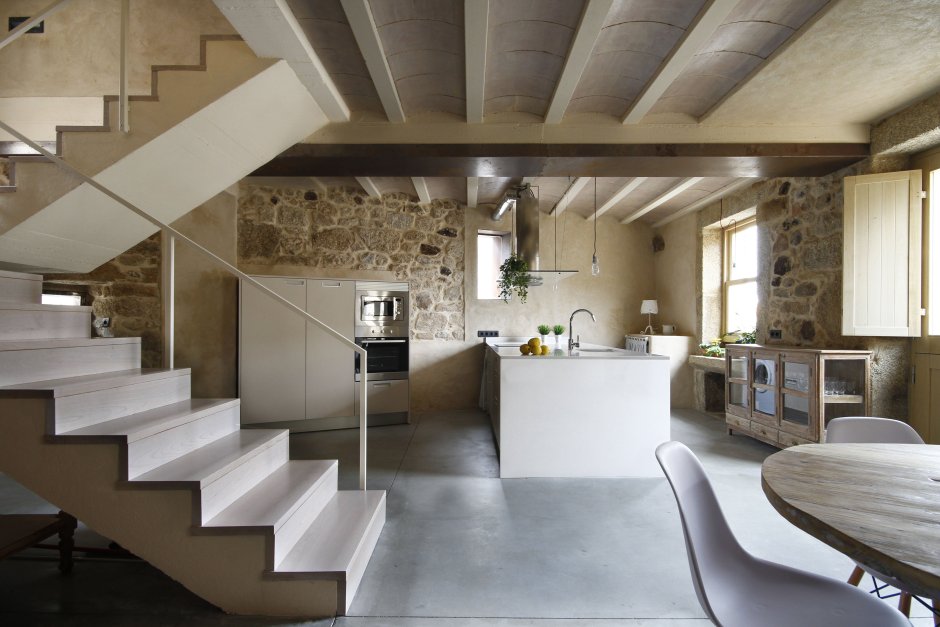 Лестница между кухней и гостиной в частном доме