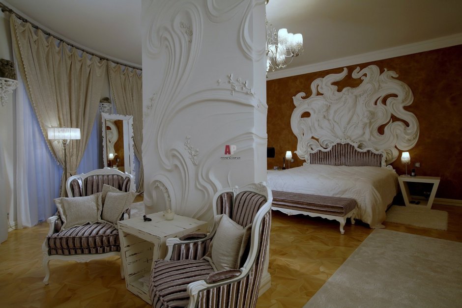 Барельеф в интерьере спальни