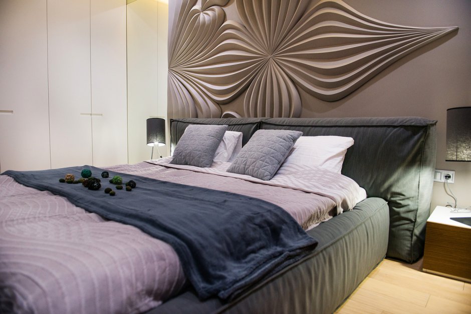 Барельеф в спальне в коричнево зеленом цвете