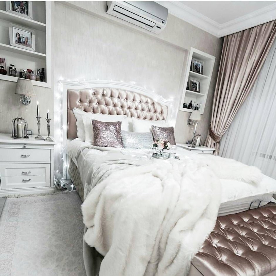Спальня с белой мебелью и комбинированными обоями