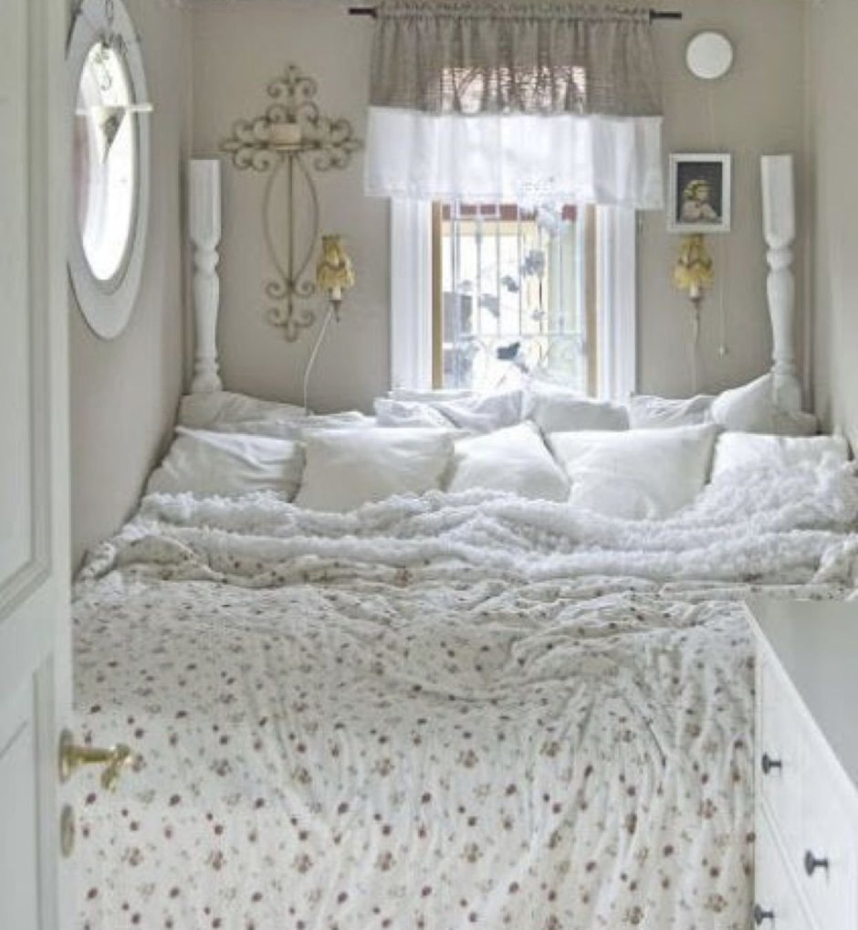 Маленькая спальня с большой кроватью