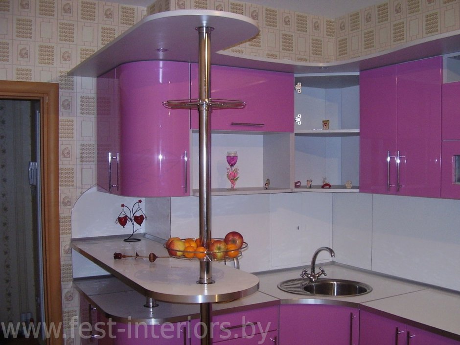 Кухня фиолетовая угловая с барной стойкой