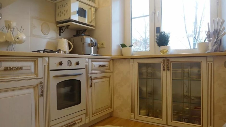 Встроенный холодильник под окном на кухне
