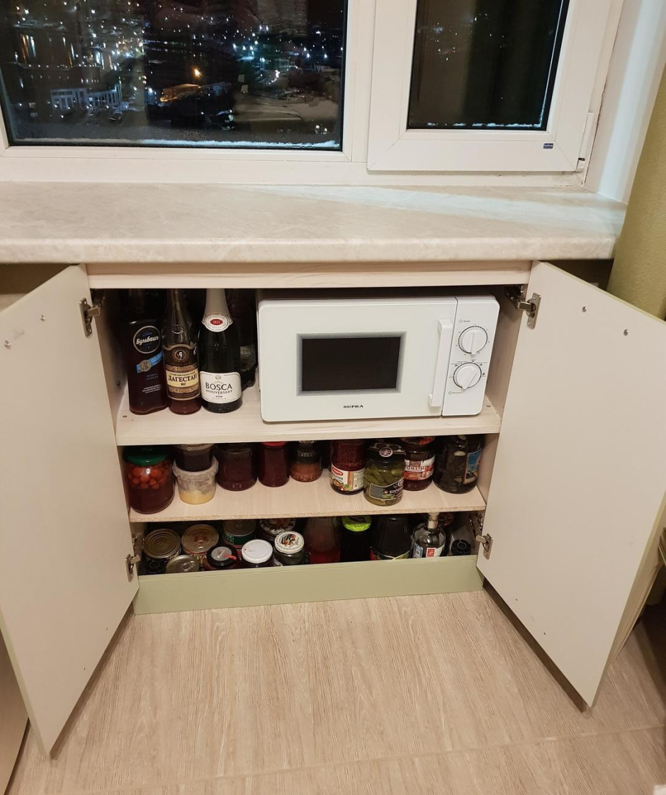 Шкаф под окном на кухне