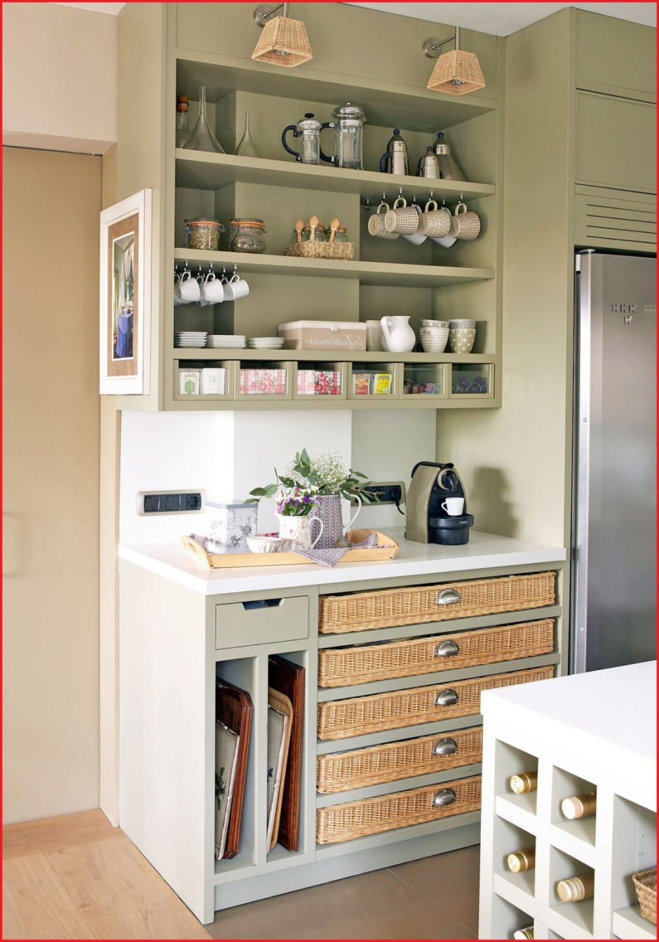 Открытые стеллажи на кухне