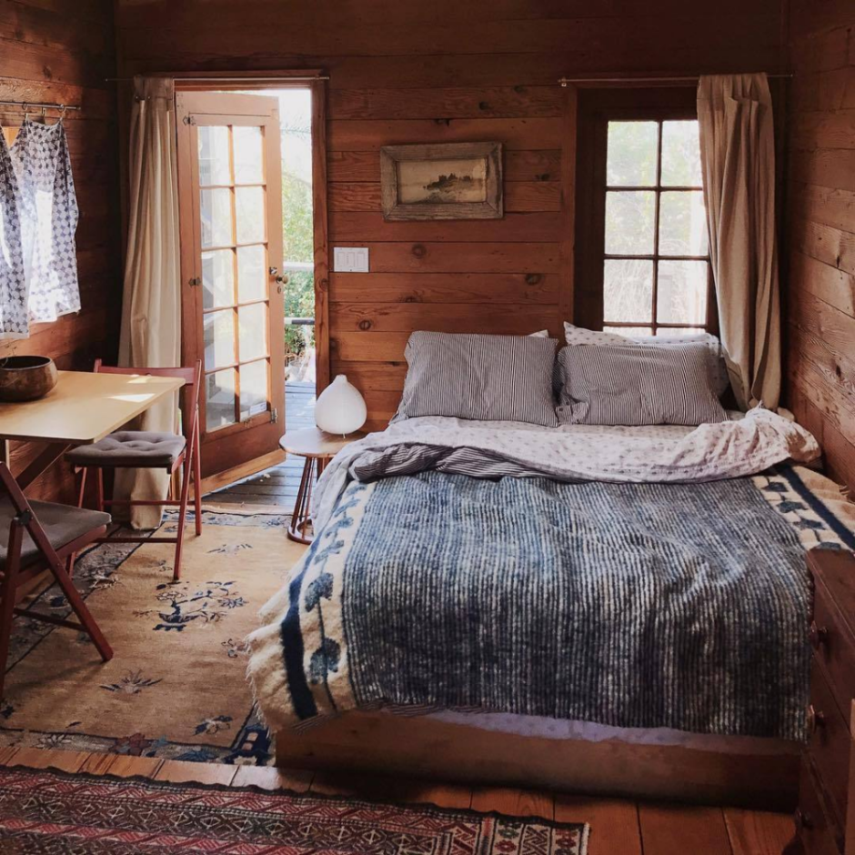 Спальня в деревянном доме из бревна