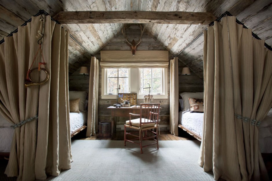 Спальня в деревянном доме в лесу