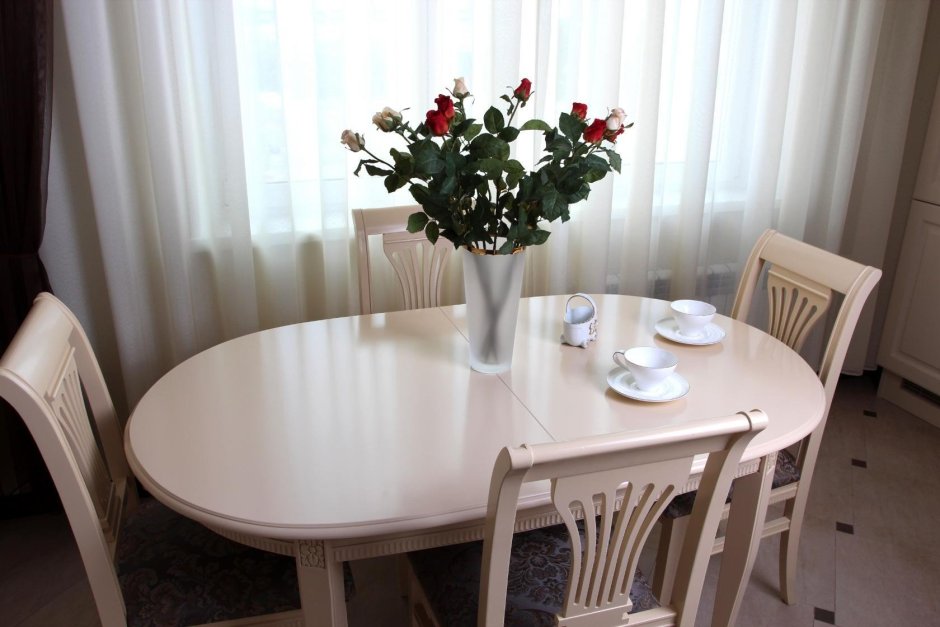 Белый обеденный стол в интерьере