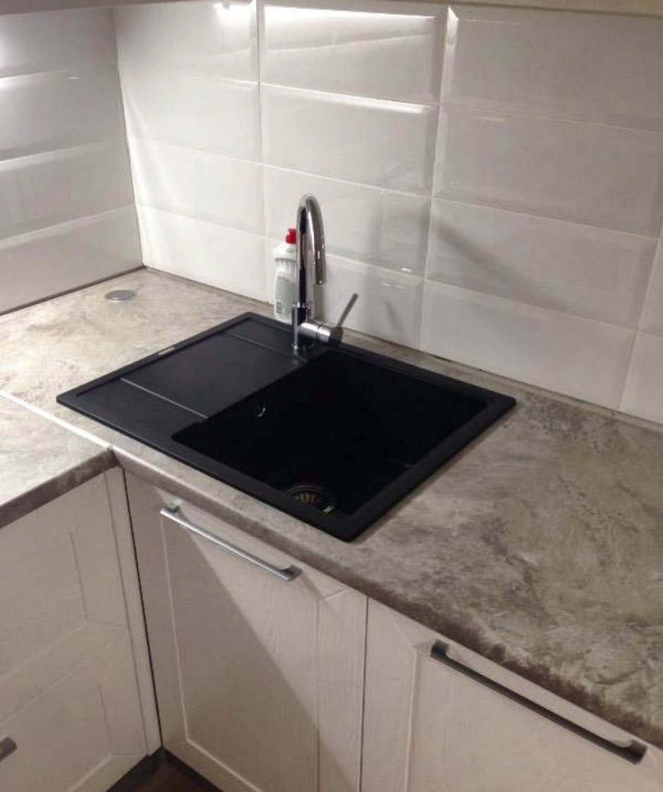 Черная раковина на белой столешнице