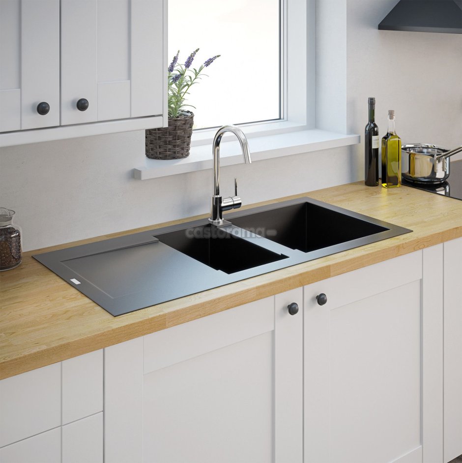 Белая кухня с черной раковиной