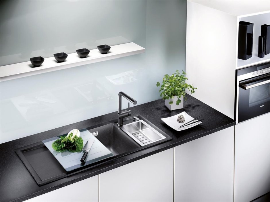 Черная раковина на кухню в интерьере