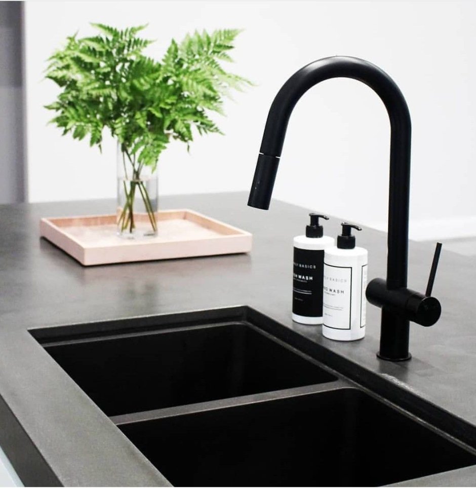 Черная раковина на черной столешнице