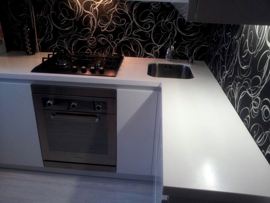 Серая кухня с белой столешницей