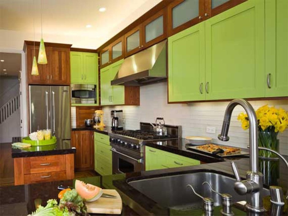 Зелено коричневая кухня