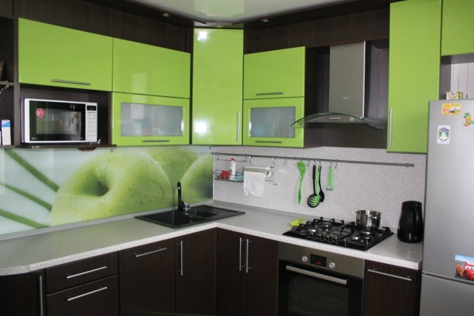 Кухня зеленая с венге