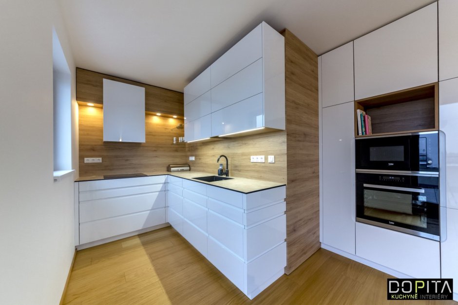 Белая кухня с фартуком из ламината