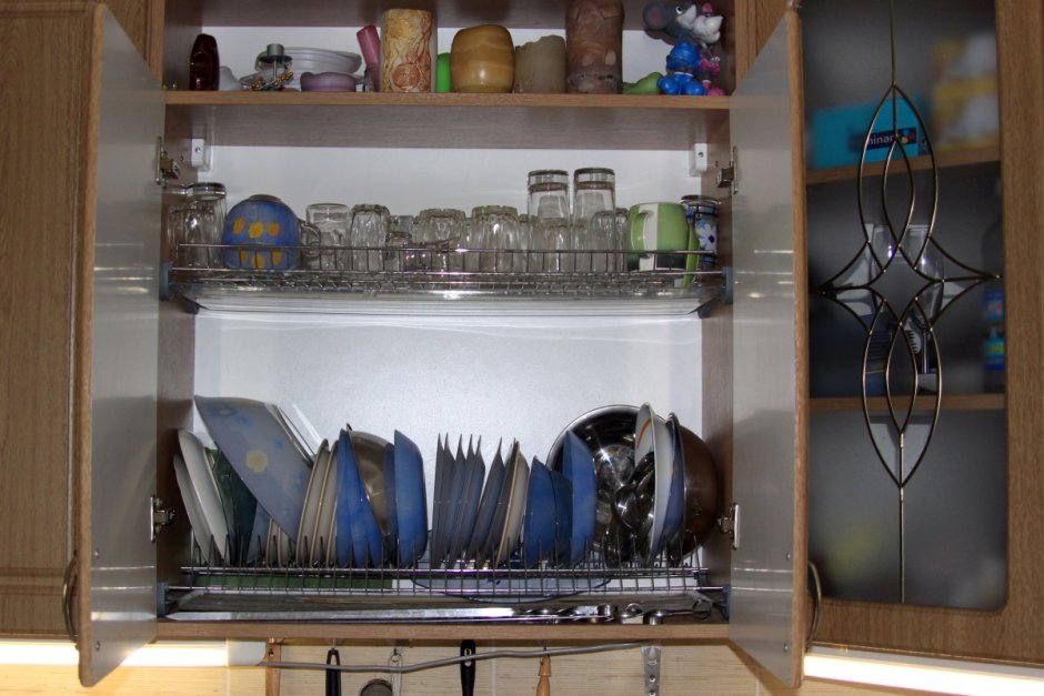 Шкаф для посуды над раковиной