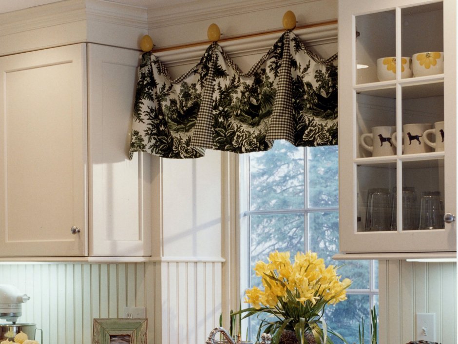 Красивые легкие шторы на кухню
