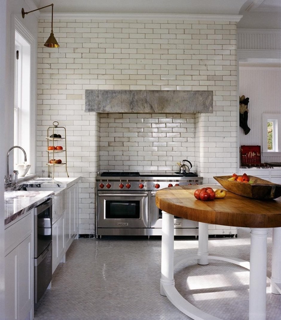 Белая кирпичная стена на кухне