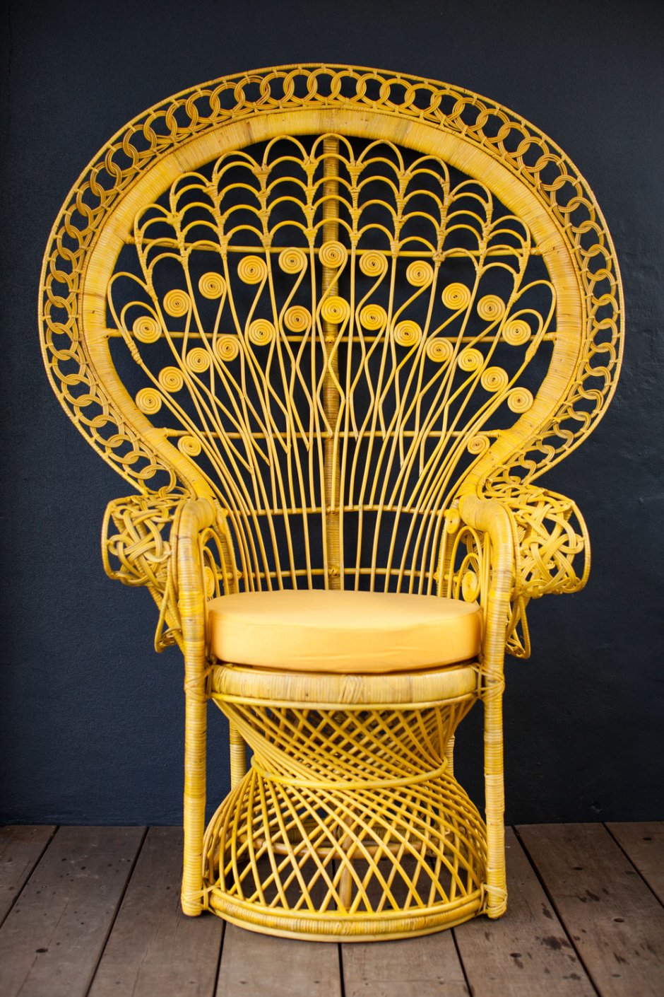 Кресло в интерьере современной гостиной плетеное