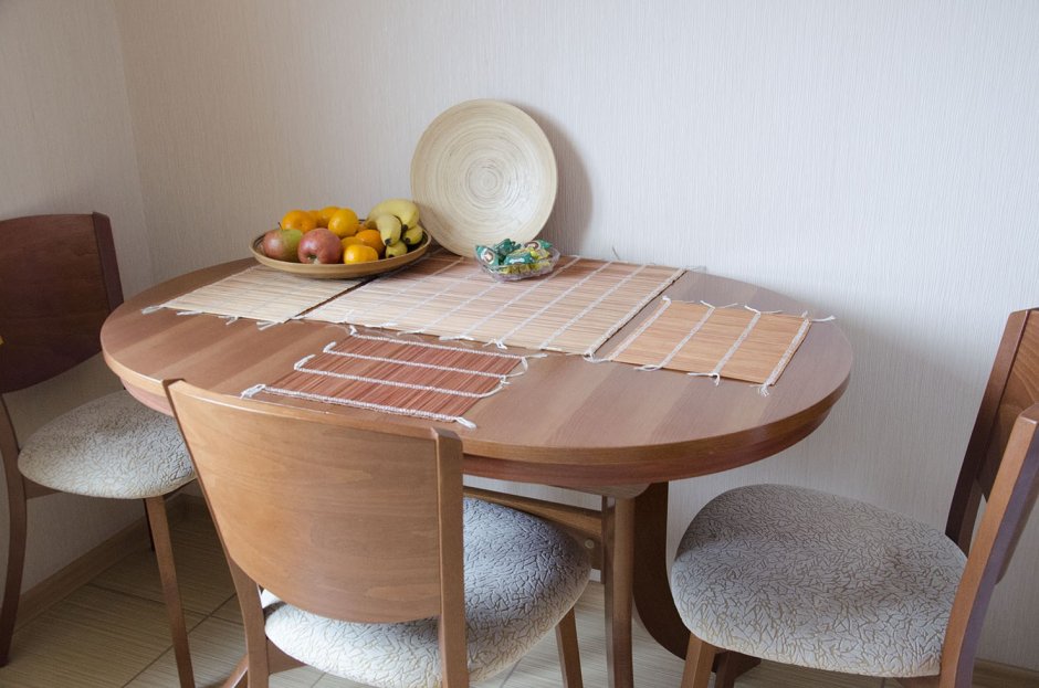 Круглый кухонный стол для маленькой кухни