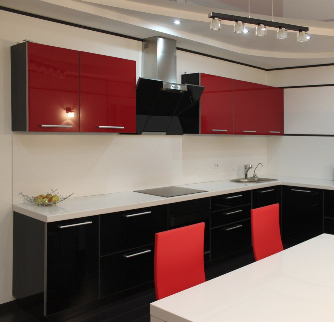 Кухня черный верх. Кухонный гарнитур черно красный. Кухонный гарнитур черный низ красный верх. Кухонный гарнитур красный с черным. Кухня красный верх черный низ.