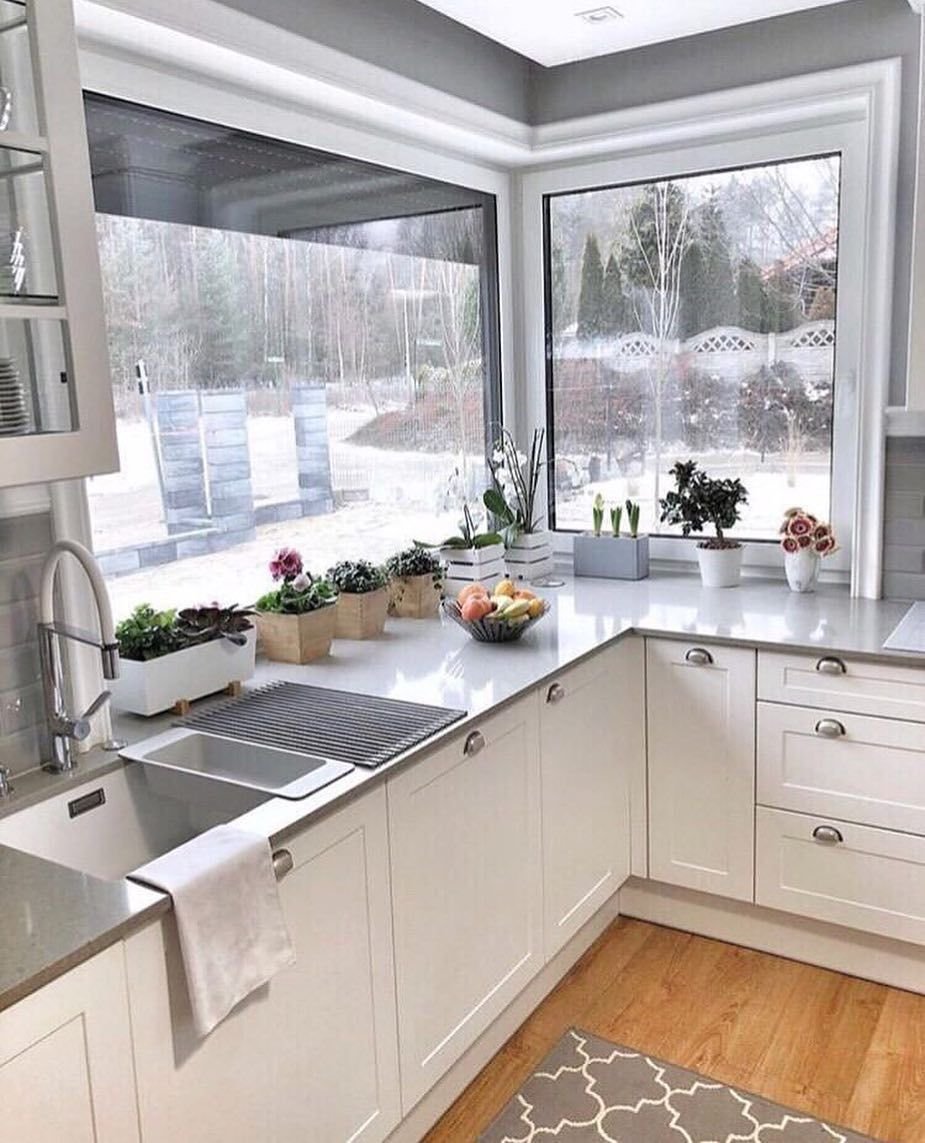 Кухонная мойка у окна