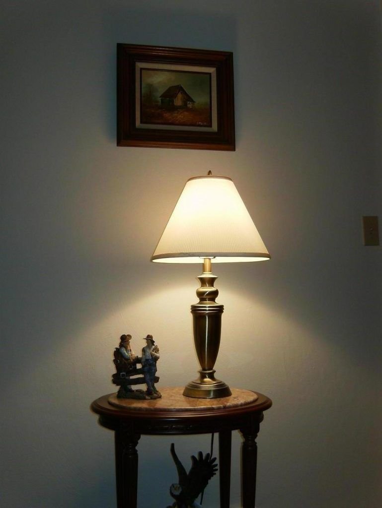 Столик под настольную лампу