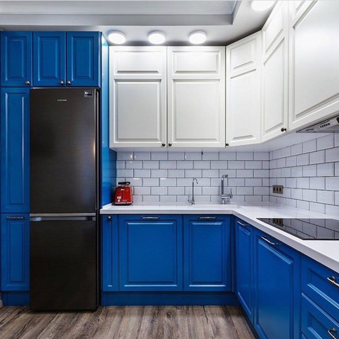 темно синий фартук на белой кухне