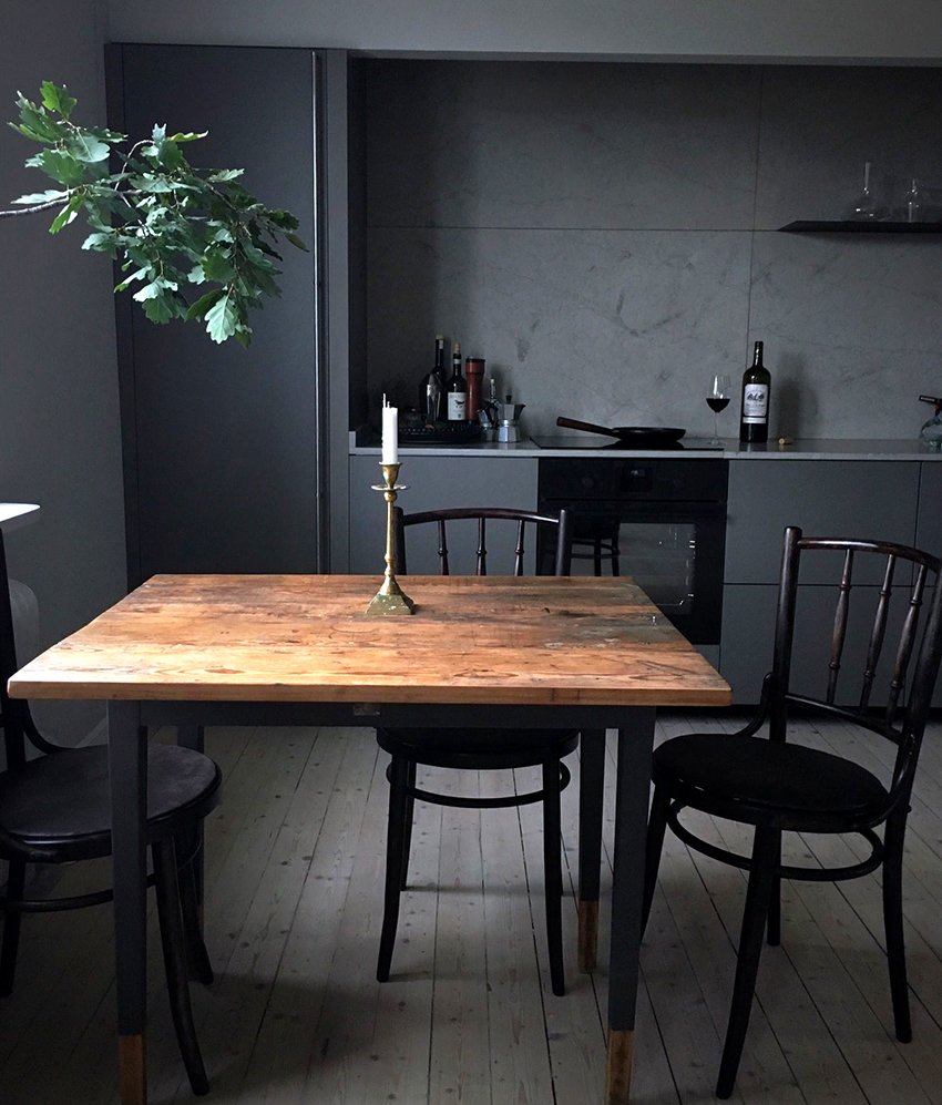 Темный стол в интерьере кухни