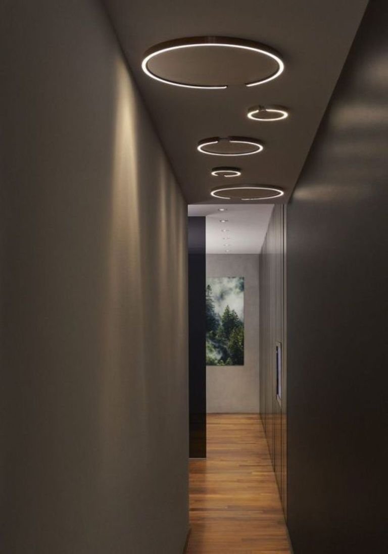 Навесные потолки с лентой в коридор