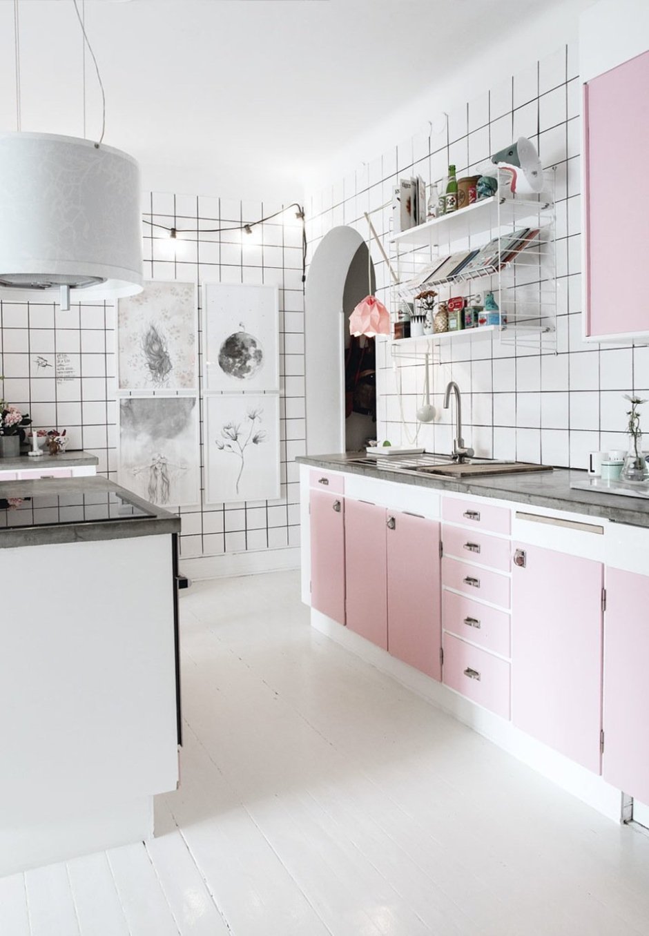 Кухня в серо-розовых тонах