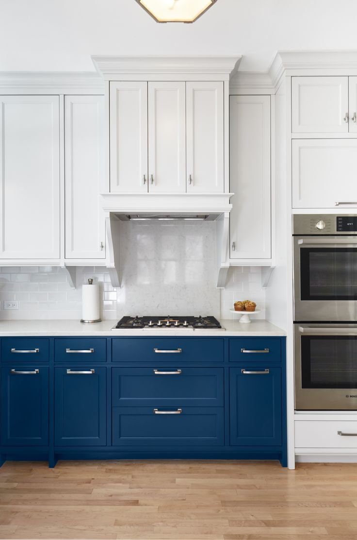 Кухонный гарнитур белый верх синий низ