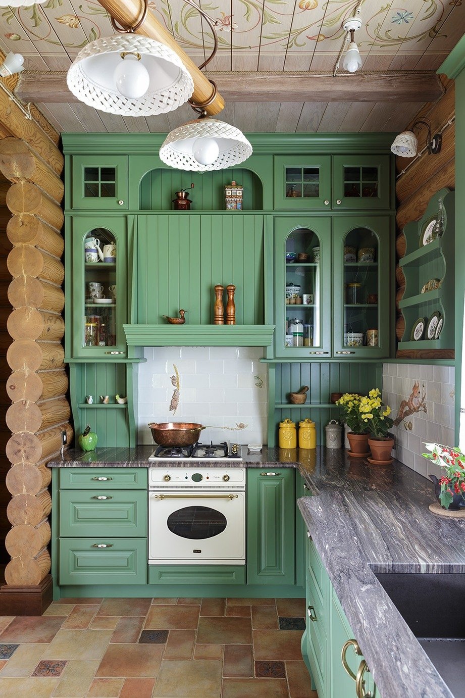 Яркая кухня в деревянном доме
