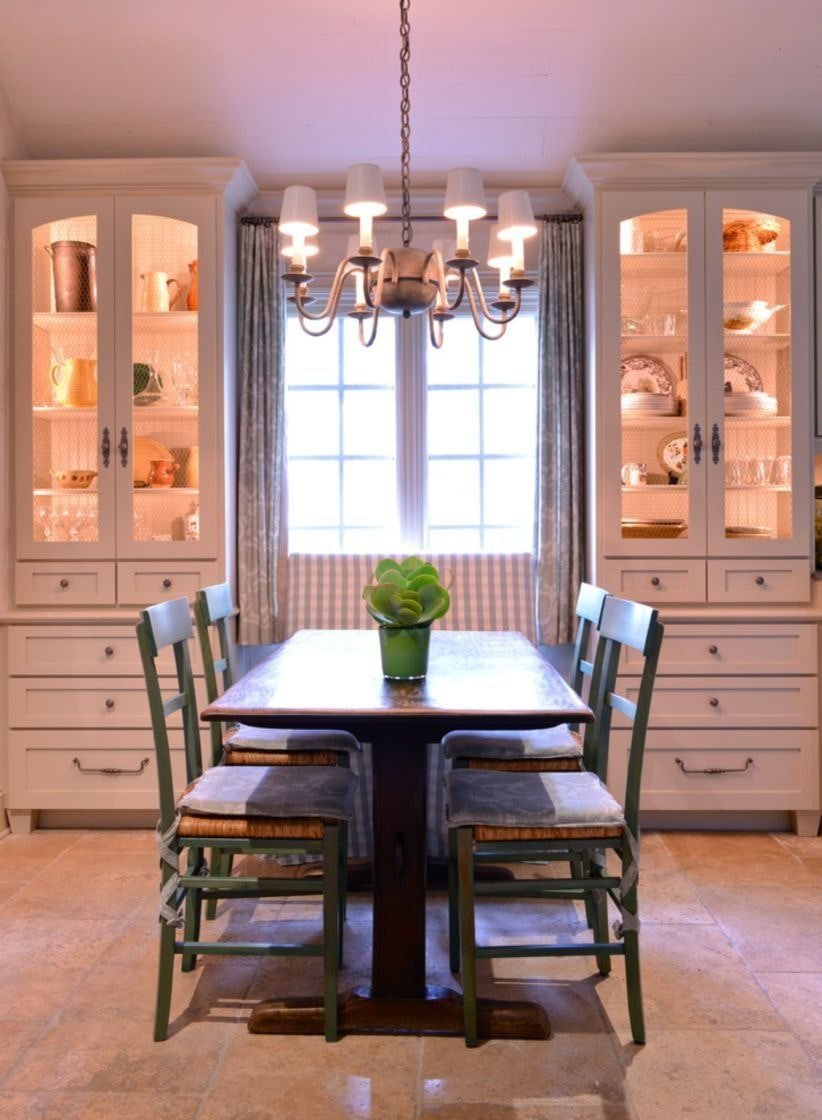 Шкаф у окна