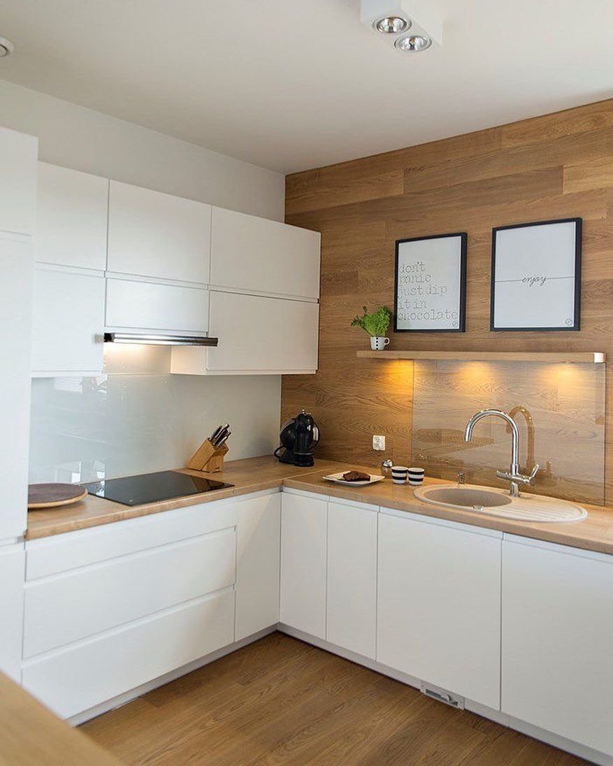 Угловая кухня без верхних шкафов дизайн с фартуком до потолка