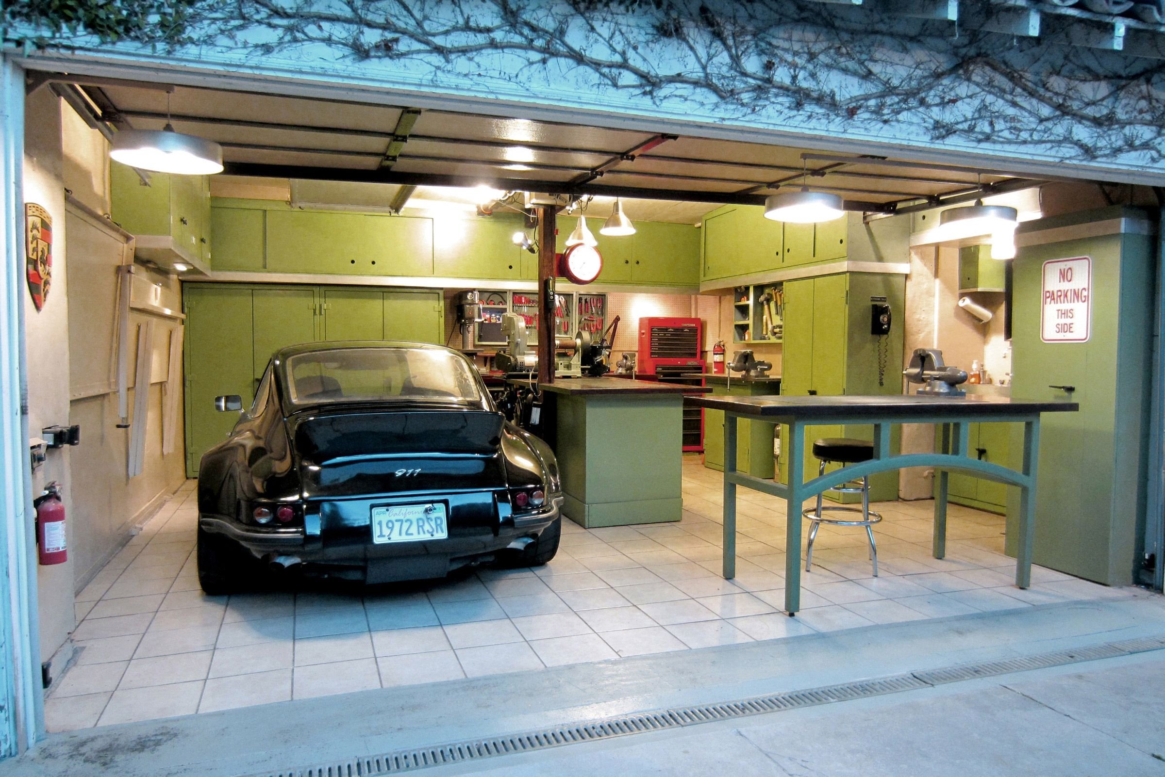 Реконструкция гаража. Интерьер автомастерской. Дизайнерский гараж. Красивый гараж. Красивый интерьер гаража.