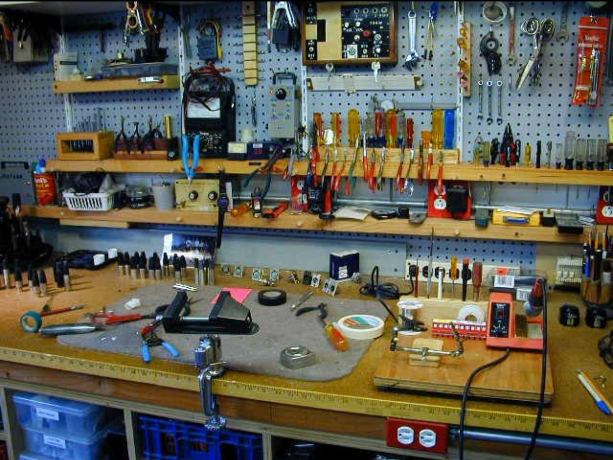 Работа в ремонтной мастерской. Инструмент для гаража. Оборудование для гаража. Приспособления для гаража. Обустройство мастерской в гараже.