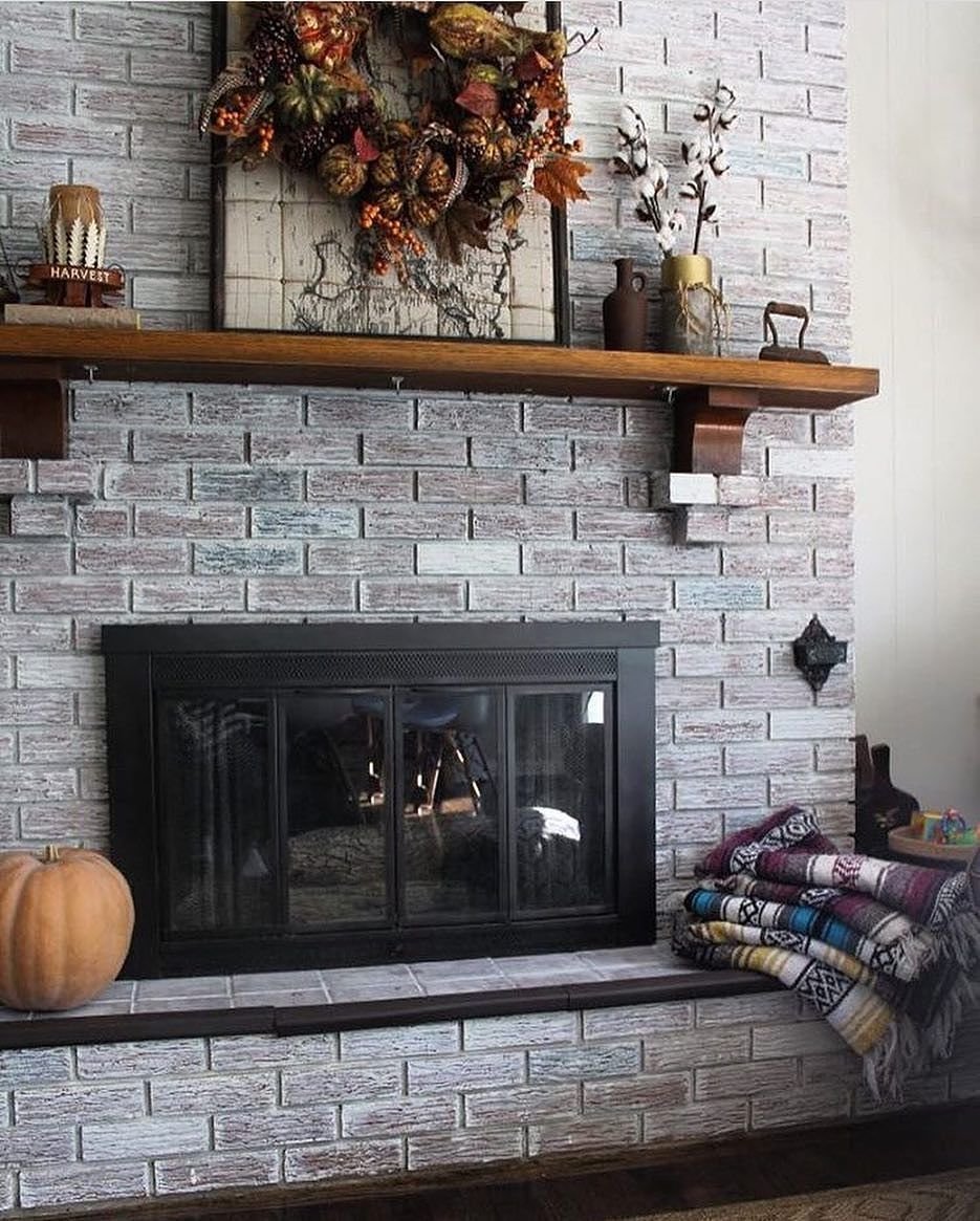 Камин из серого кирпича