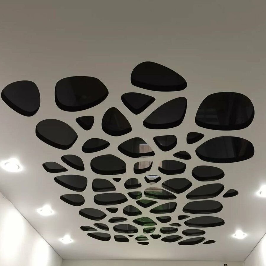 Потолок с трековыми светильниками