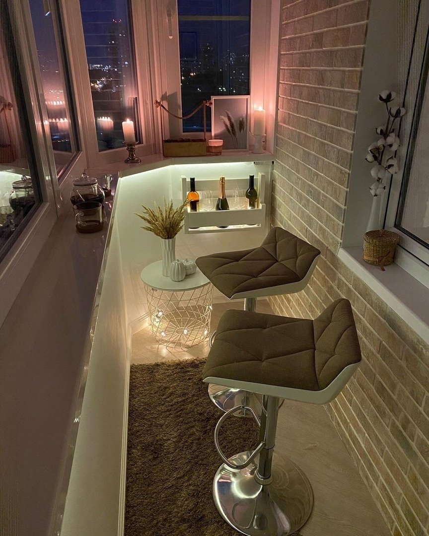 Электрокамин под окном