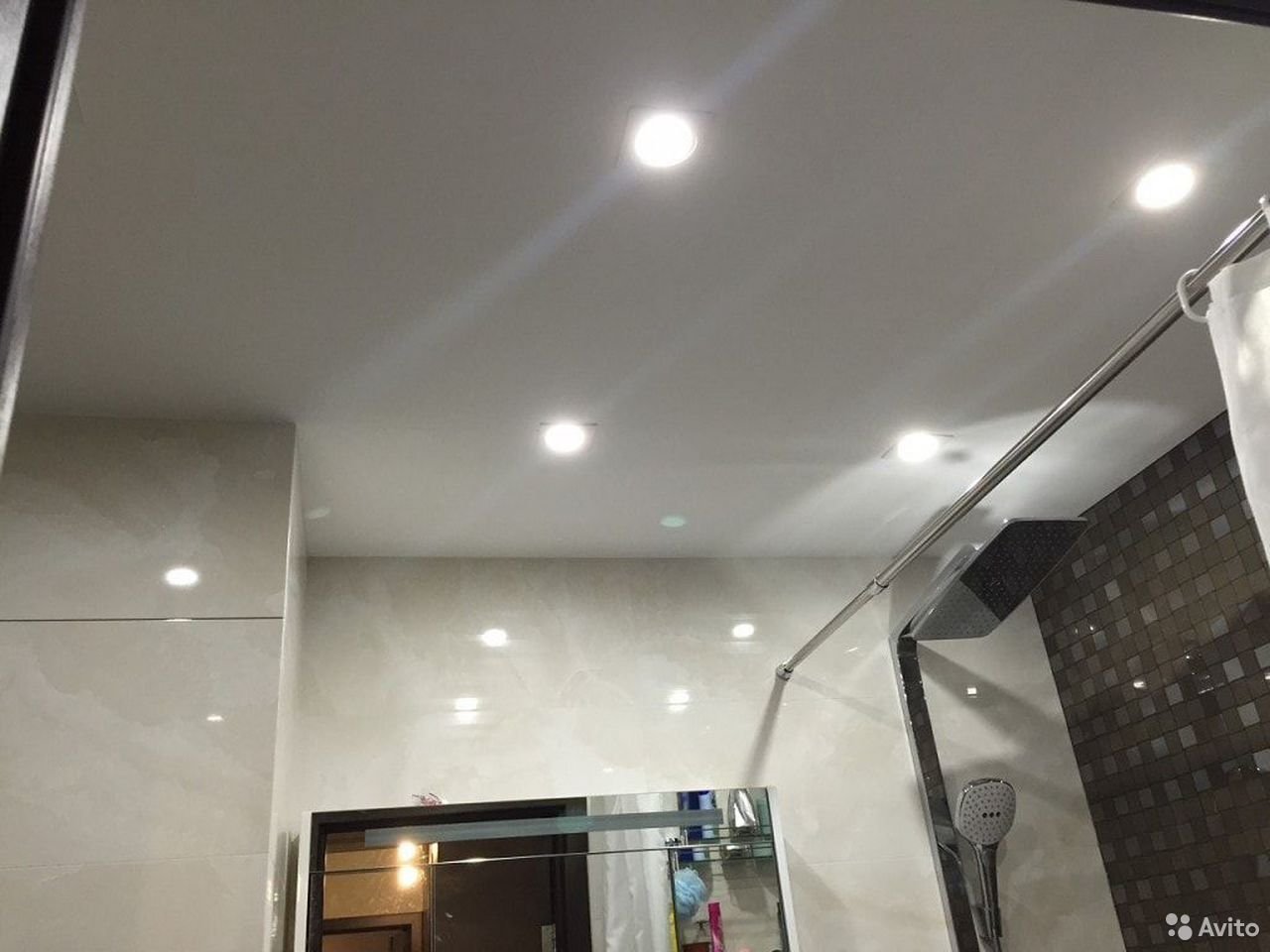 Споты для ванны. Точечные светильники в ванную. Точечные светильники в ванной комнате. Светильники в ванную комнату на потолок натяжной. Светильники в натяжной потолок в ванной.