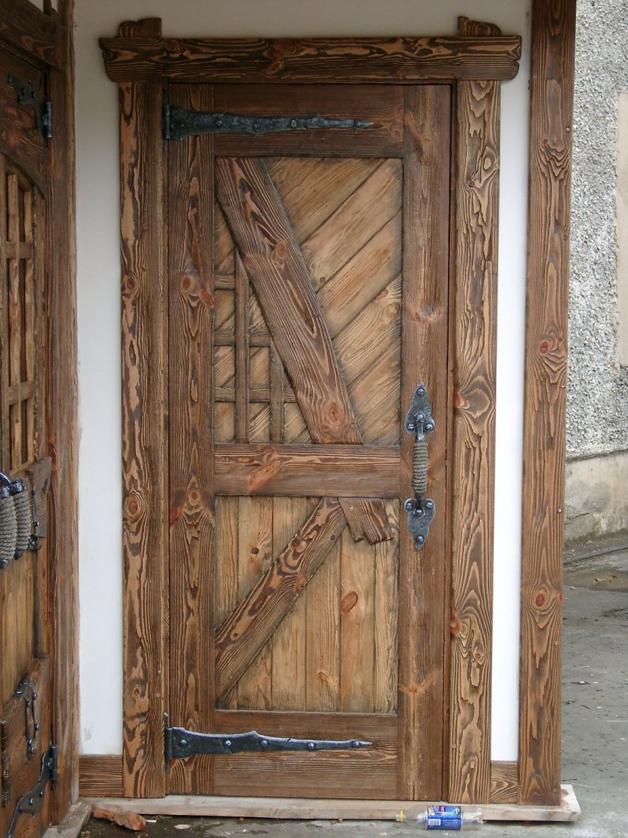 Двери в старинном стиле