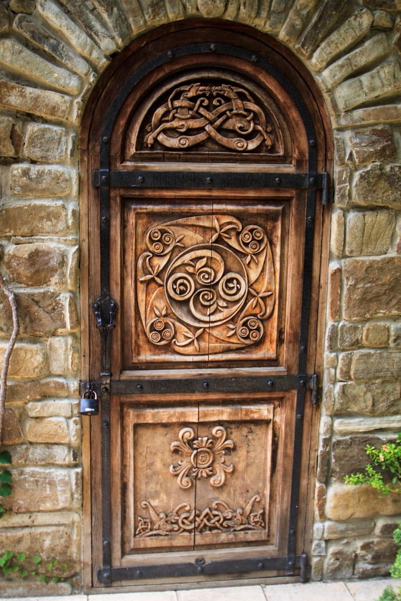 Дверь деревянная входная искусственное старение